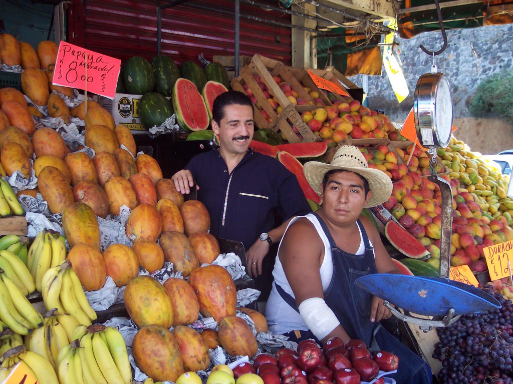 Jorge Zarza en el mercado de Cuernavaca