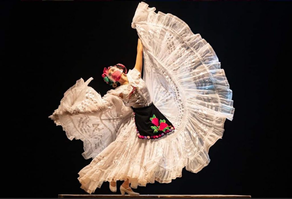 Ballet Folclorico de Amalia Hernandez se presento en el Auditorio Teopanzolco