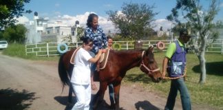 Ayuda DIF Morelos a adultos mayores con sesiones de equinoterapia