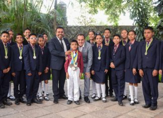 Felicita Cuauhtémoc Blanco a ganadores de Olimpiada del Conocimiento Infantil 2018 Felicita gobernador a estudiantes