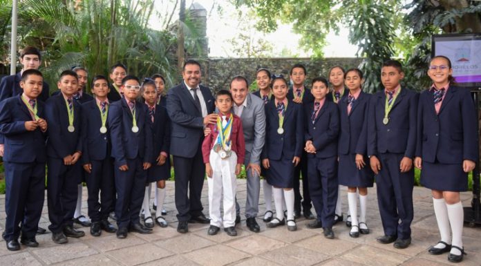 Felicita Cuauhtémoc Blanco a ganadores de Olimpiada del Conocimiento Infantil 2018 Felicita gobernador a estudiantes